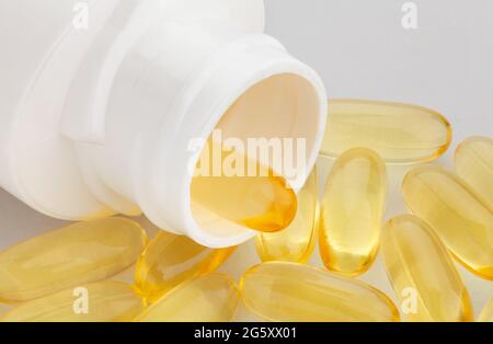 flacon de médicament de pilules de vitamine sur blanc Banque D'Images