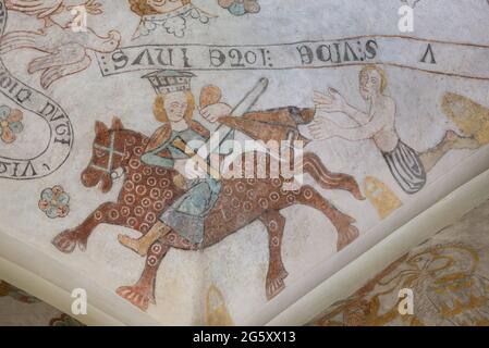 Martin de Tours coupant son manteau en deux et donne la moitié à un mendieur, une ancienne fresque à l'église de Skibby, Danemark, 28 juin 2021 Banque D'Images