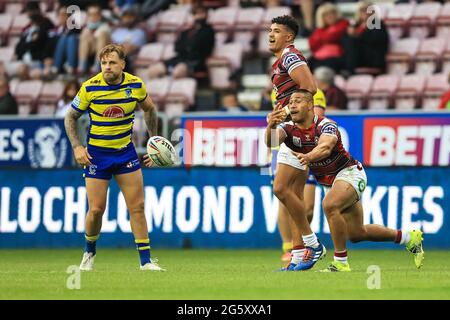 Willie ISA (11) de Wigan Warriors passe la balle Banque D'Images