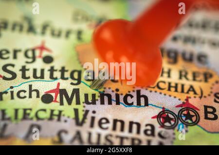 Emplacement Munich en Allemagne, pousser sur la carte de gros plan, marqueur de destination pour le voyage, le tourisme et le concept de voyage, Europe Banque D'Images