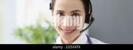 Portrait d'un médecin opérateur dans un casque pour le travail à distance Banque D'Images