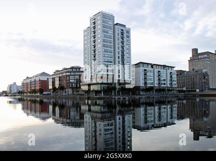 Bâtiments se reflétant dans le Grand Canal Dock à Charlotte Quay. Banque D'Images