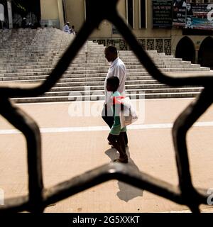 Mouvement de marche des gens de la rue. J'ai pris cette photo le 4 novembre 2019, à Dhaka, au Bangladesh, en Asie du Sud Banque D'Images