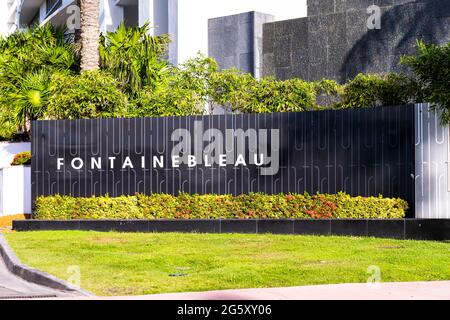 Miami Beach, États-Unis - 5 mai 2018 : panneau de l'hôtel cinq étoiles Fountainbleau Luxury Resort spa situé sur l'avenue Collins à Miami Beach, Floride en su Banque D'Images