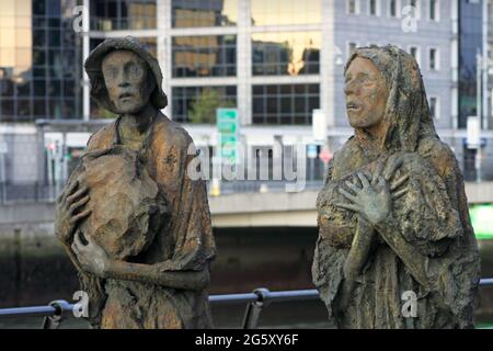 Les sculptures du Mémorial de la famine sur Custom Quay à Dublin en Irlande. Banque D'Images