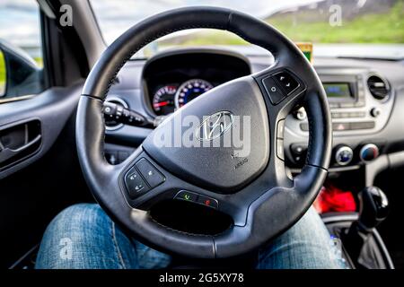 Krafla, Islande - 16 juin 2018: Petite voiture intelligente Hyundai i10 point de vue conduite sur la célèbre rocade avec paysage islandais dans la fenêtre Banque D'Images