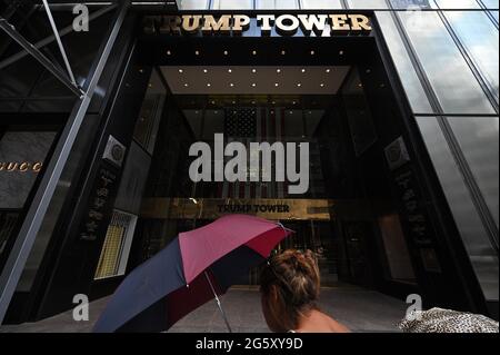 New York, États-Unis. 30 juin 2021. Vue sur l'entrée de la Cinquième Avenue à la Trump Tower, qui abrite la Trump Organization, New York, NY, le 30 juin 2021. Selon les rapports, les procureurs fédéraux du bureau du procureur de district de Manhattan devraient inculpation de crimes fiscaux à la Trump Organization et à son directeur financier Allen Weisselberg dès le jeudi 1er juillet. (Photo par Anthony Behar/Sipa USA) crédit: SIPA USA/Alay Live News Banque D'Images