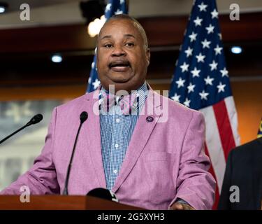 Washington, États-Unis. 30 juin 2021. Le représentant américain, Donald Payne (D-NJ), s'exprimant lors d'une conférence de presse au sujet de H.R. 3684, de l'Invest in a New Vision for the Environment and surface Transportation in America Act ou de L'INVEST in America Act au Capitole des États-Unis. Crédit : SOPA Images Limited/Alamy Live News Banque D'Images