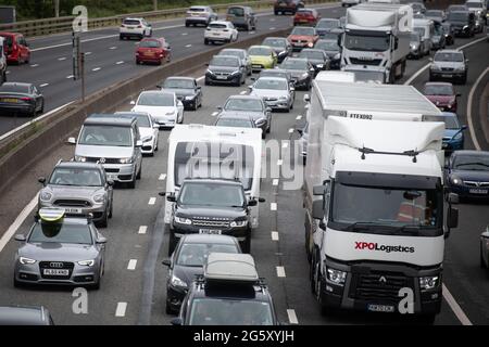 Patchway, Bristol, Royaume-Uni. 28 mai 2021. Les automobilistes en direction du sud sont confrontés à de fortes embouteillages sur l'autoroute M5 près de Bristol, alors que l'exode des banques pendant les vacances se fait Banque D'Images