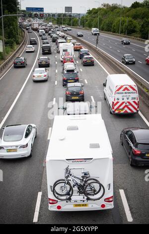 Patchway, Bristol, Royaume-Uni. 28 mai 2021. Les automobilistes en direction du sud sont confrontés à de fortes embouteillages sur l'autoroute M5 près de Bristol, alors que l'exode des banques pendant les vacances se fait Banque D'Images