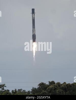 Cape Canaveral, États-Unis. 30 juin 2021. Une fusée SpaceX Falcon 9 retourne dans la zone d'atterrissage 1 après le lancement du transporteur 2, un ensemble de petits satellites pour les clients commerciaux et gouvernementaux des États-Unis, à partir du complexe 40 à la station de la Force spatiale de Cape Canaveral, en Floride, le mercredi 30 juin 2021. Photo de Joe Marino/UPI crédit: UPI/Alay Live News Banque D'Images