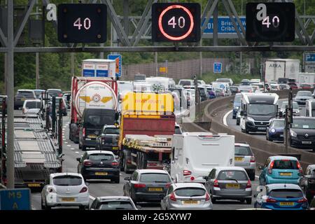 Patchway, Bristol, Royaume-Uni. 28 mai 2021. Les automobilistes en direction du sud sont confrontés à de fortes embouteillages sur l'autoroute M5 près de Bristol, alors que l'exode des banques pendant les vacances se fait Banque D'Images