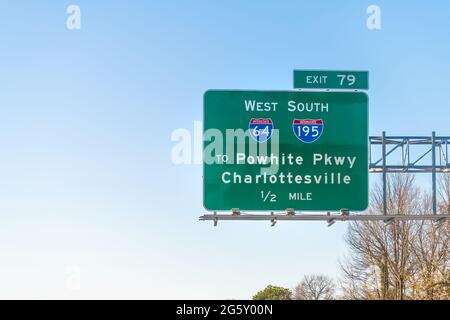 Richmond, USA - 5 mars 2021 : panneau sur l'autoroute i95 95 en Virginie pour la sortie vers Charlottesville via l'Interstate 64 et le ciel bleu Banque D'Images