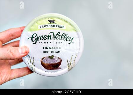 Nellysford, États-Unis - 29 avril 2021 : gros plan macro de l'étiquette de signe et produit de Green Valley Lactose Free intolérant bio saine crème sure Banque D'Images