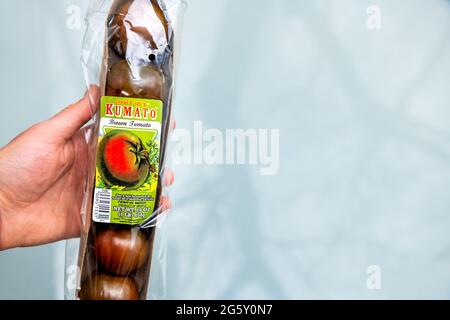 Nellysford, États-Unis - 29 avril 2021 : gros plan de l'affiche pour les tomates kumato marque privée légumes de fruits emballés de Trader Joe's. Banque D'Images