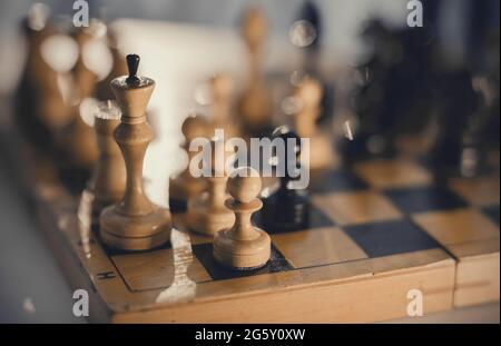 Pièces de White sur l'échiquier, vue de dessus. Pièces d'échecs en bois sur l'échiquier. Jeu intellectuel -échecs. Pièces d'échecs sur la carte. Un jeu de marches Banque D'Images