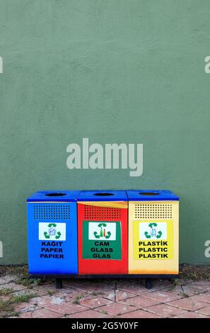 Trois poubelles différentes pour le recyclage des ordures dans une rue en Turquie. Seaux séparés pour plastique, papier, verre,. Un style de vie respectueux de l'environnement pour prote Banque D'Images