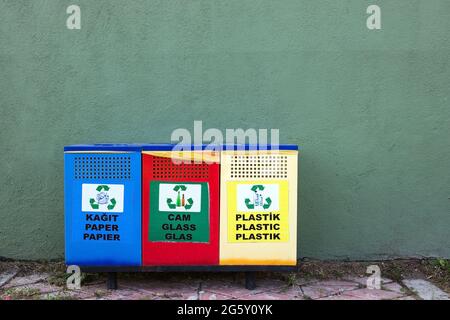 Trois poubelles différentes pour le recyclage des ordures dans une rue en Turquie. Seaux séparés pour plastique, papier, verre,. Un style de vie respectueux de l'environnement pour prote Banque D'Images