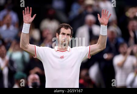 Andy Murray célèbre la victoire de son deuxième tour de match des célibataires de gentlemen contre Oscar Otte sur le court central le troisième jour de Wimbledon au All England Lawn tennis and Croquet Club, Wimbledon. Date de la photo: Mercredi 30 juin 2021. Banque D'Images