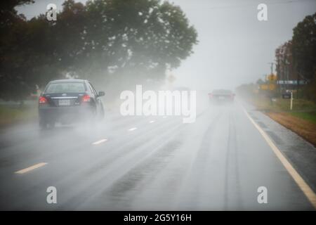 Charlottesville, États-Unis - 25 octobre 2020 : voiture Toyota Yaris sur la route lors de fortes pluies en automne saison d'automne en Virginie avec dangereux s Banque D'Images