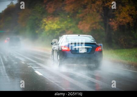 Charlottesville, États-Unis - 25 octobre 2020 : Nissan Maxima sur la route lors de fortes pluies en automne saison d'automne en Virginie avec dangereux Banque D'Images