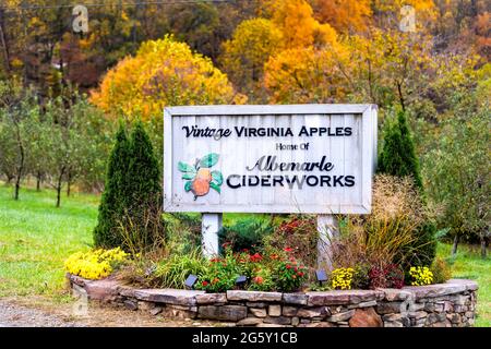 North Garden, USA - 25 octobre 2020: Gros plan de l'alcool de cidre dur Albemarle Ciderworks célèbre cidery en Virginie avec le texte de pomme vintage et l'automne Banque D'Images