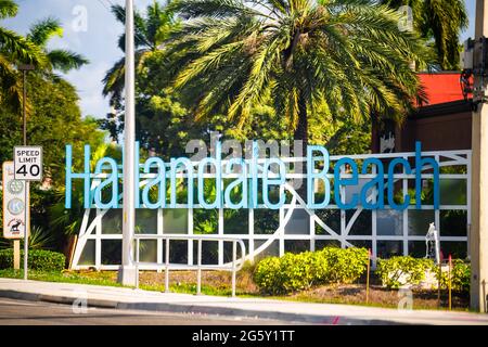 Hallandale Beach, États-Unis - 16 janvier 2021 : panneau pour la ville communautaire dans North Miami, Floride, texte bleu sur la rue A1A Collins Avenue Banque D'Images
