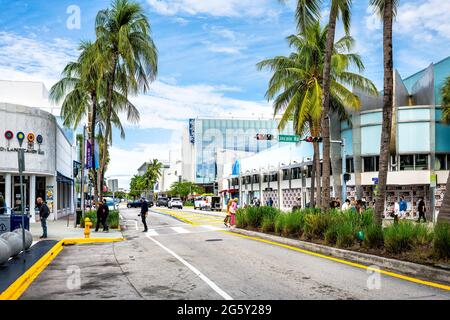 Miami Beach, États-Unis - 17 janvier 2021 : célèbre rue commerçante de Lincoln Road avec des gens en franchise traversant le passage en croix avec des panneaux pour les magasins Marshall's. Banque D'Images