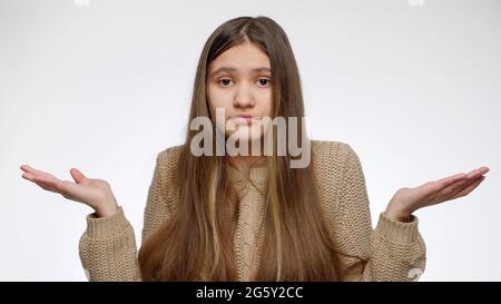 Une fille confuse ou perplexe a perdu quelque chose et la recherche sur fond blanc de studio. Banque D'Images