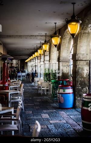 passage d'arcades avec lanternes illuminées dans une ville historique Banque D'Images