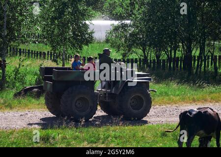 Cape, Russie - 20 juin 2021 : les villageois passent un buggy de marais de fortune à travers le village Banque D'Images