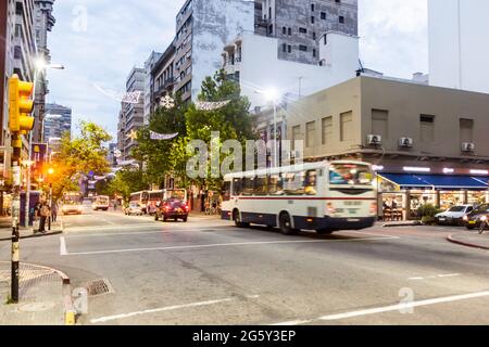 MONTEVIDEO, URUGUAY - 18 FÉVRIER 2015 : vue sur l'avenue 18 de Julio dans le centre de Montevideo. Banque D'Images
