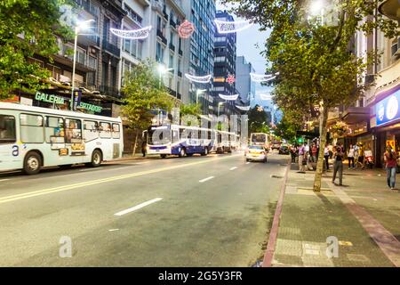 MONTEVIDEO, URUGUAY - 18 FÉVRIER 2015 : vue sur l'avenue 18 de Julio dans le centre de Montevideo. Banque D'Images