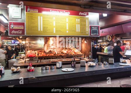 MONTEVIDEO, URUGUAY - FÉVRIER 19 : barbecue au restaurant Mercado del Puerto à Montevideo, Uruguay Banque D'Images