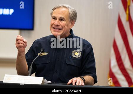 WESLACO, TEXAS - JUIN 30: Texas Gov. GREG ABBOTT prend la parole lors d'une réunion d'information sur la sécurité frontalière le 30 juin 2021 à Weslaco, Texas. Gov. Abbott s'est engagé à construire un mur frontalier financé par l'État entre le Texas et le Mexique, car une vague d'immigrants principalement d'Amérique centrale traversant vers les États-Unis a défié les agences d'immigration américaines. Jusqu'à présent, en 2021, les agents de la patrouille frontalière des États-Unis ont appréhendé plus de 900,000 000 immigrants traversant la frontière sud vers les États-Unis. PISCINE/Brandon Bell Banque D'Images