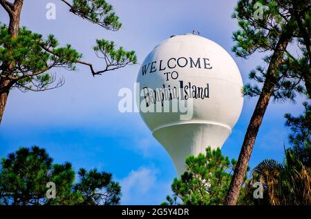 La tour d'eau de Dauphin Island est représentée avec des pins, le 29 juin 2021, à Dauphin Island, en Alabama. Banque D'Images