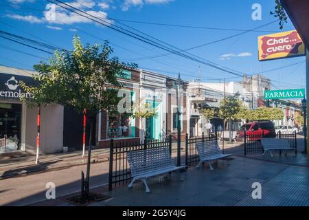 MERCEDES, ARGENTINE - 12 FÉVRIER 2015 : bancs dans une rue de Mercedes. Banque D'Images