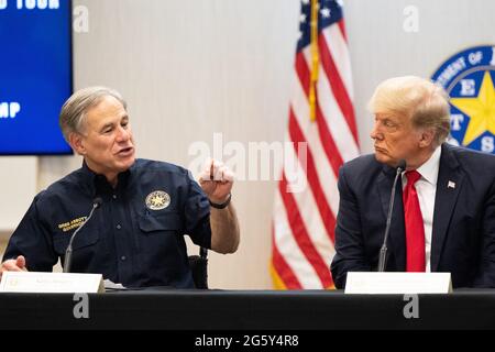 Weslaco, Texas, États-Unis. 30 juin 2021. WESLACO, TEXAS - JUIN 30: Texas Gov. GREG ABBOTT s'adresse à l'ancien président DONALD TRUMP lors d'une réunion d'information sur la sécurité frontalière le 30 juin 2021 à Weslaco, Texas. Gov. Abbott s'est engagé à construire un mur frontalier financé par l'État entre le Texas et le Mexique, car une vague d'immigrants principalement d'Amérique centrale traversant vers les États-Unis a défié les agences d'immigration américaines. Jusqu'à présent, en 2021, les agents de la patrouille frontalière des États-Unis ont appréhendé plus de 900,000 000 immigrants traversant la frontière sud vers les États-Unis. PISCINE/Brandon Bell (Credit image: © Brando Banque D'Images