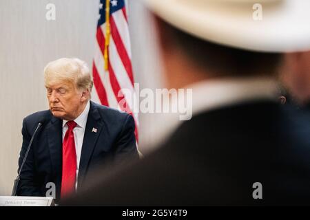 Weslaco, Texas, États-Unis. 30 juin 2021. WESLACO, TEXAS - 30 JUIN : l'ancien président DONALD TRUMP assiste à un briefing sur la sécurité frontalière pour discuter de nouveaux plans visant à sécuriser le mur frontalier sud le 30 juin 2021 à Weslaco, Texas. Gov. GREG ABBOTT s'est engagé à construire un mur frontalier financé par l'État entre le Texas et le Mexique, car une vague d'immigrants pour la plupart d'Amérique centrale traversant vers les États-Unis a défié les agences d'immigration américaines. Jusqu'à présent, en 2021, les agents de la patrouille frontalière des États-Unis ont appréhendé plus de 900,000 000 immigrants traversant la frontière sud vers les États-Unis. PISCINE/B Banque D'Images