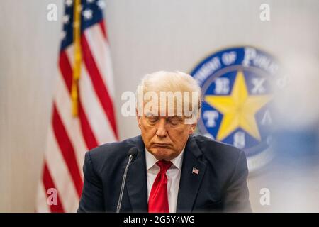 Weslaco, Texas, États-Unis. 30 juin 2021. WESLACO, TEXAS - 30 JUIN : l'ancien président DONALD TRUMP écoute lors d'un briefing sur la sécurité frontalière le 30 juin 2021 à Weslaco, Texas. Gov. Abbott s'est engagé à construire un mur frontalier financé par l'État entre le Texas et le Mexique, car une vague d'immigrants principalement d'Amérique centrale traversant vers les États-Unis a défié les agences d'immigration américaines. Jusqu'à présent, en 2021, les agents de la patrouille frontalière des États-Unis ont appréhendé plus de 900,000 000 immigrants traversant la frontière sud vers les États-Unis. CRÉDIT POUR PISCINE/Brandon Bell : Brandon Bell/ZUMA Wire/Alay Live News Banque D'Images