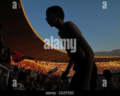 Supporters de Flamengo, l'une des équipes de football de Rio, lors d'un match de football au stade Maracana. Rio de Janeiro, Brésil. Banque D'Images