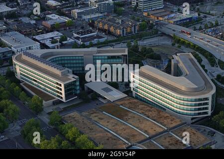 Seattle, WA / USA - 24 juin 2021: Le campus de la Fondation Bill et Melinda Gates est montré d'une vue surélevée en début de soirée. Banque D'Images