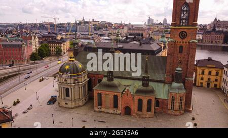 Eglise Riddarholmskyrkan devant Gamla Stan (vieille ville) de Stockholm, un tir pris avec un drone, Suède Banque D'Images