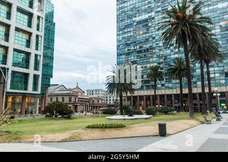 MONTEVIDEO, URUGUAY - 18 FÉVRIER 2015 : vue sur la place Plaza Independecia dans le centre de Montevideo. Banque D'Images