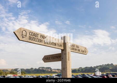 Fingerpost en bois pour le South West Coast Path, pays de randonnée à Budleigh Salterton, une petite ville de la côte sud dans le Devon est, dans le sud-ouest de l'Angleterre Banque D'Images