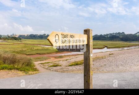 Fingerpost en bois pour le South West Coast Path, pays de randonnée à Budleigh Salterton, une petite ville de la côte sud dans le Devon est, dans le sud-ouest de l'Angleterre Banque D'Images