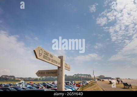 Fingerpost en bois pour le South West Coast Path, pays de randonnée à Budleigh Salterton, une petite ville de la côte sud dans le Devon est, dans le sud-ouest de l'Angleterre Banque D'Images