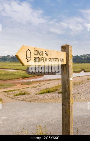 Fingerpost en bois pour le South West Coast Path, pays de randonnée à Budleigh Salterton, une petite ville de la côte sud dans le Devon est, dans le sud-ouest de l'Angleterre Banque D'Images
