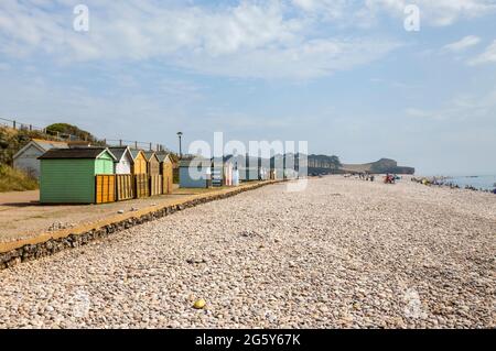 Plage de galets et huttes colorées à Budleigh Salterton, une petite ville pittoresque et préservée de la côte jurassique à l'est du Devon, dans le sud-ouest de l'Angleterre Banque D'Images