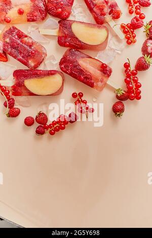 Fruits rouges surgelés faits maison, jus de fruits naturels, popsicles - paletas - glaces Banque D'Images